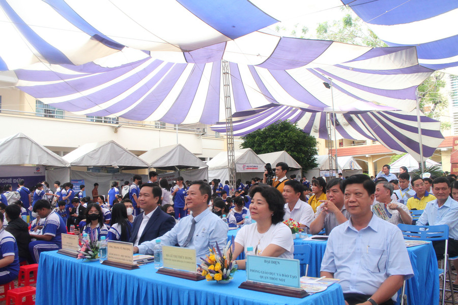 Đại biểu tham dự khai mạc ngày hội. can-tho-ngay-hoi-tvhn-2.jpg