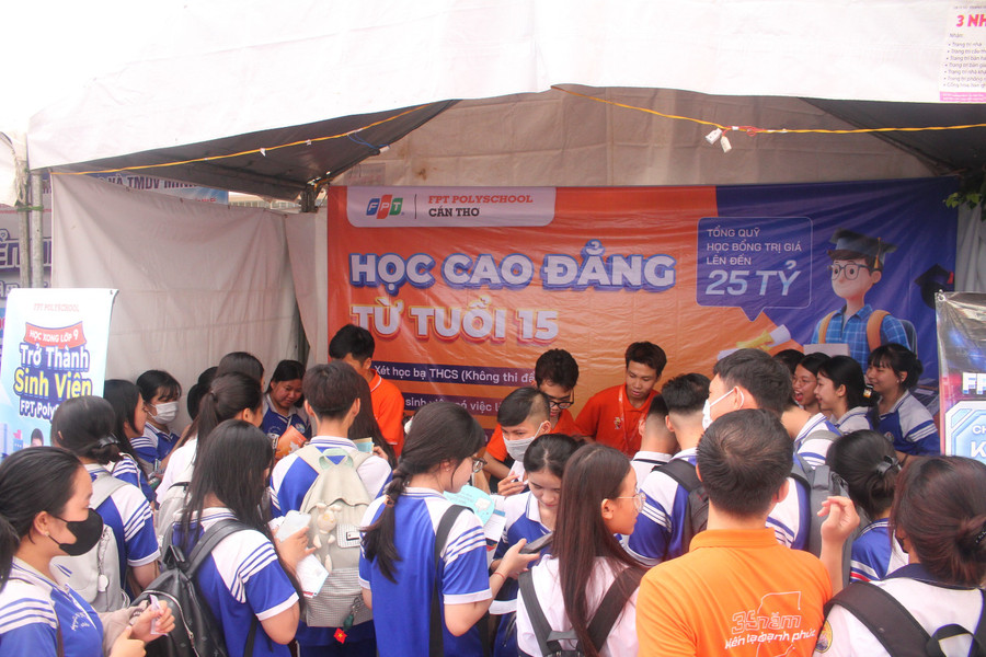 Học sinh tham quan gian hàng của các trường, tìm hiểu ngành nghề và cơ hội việc làm... can-tho-ngay-hoi-tvhn-4.jpg