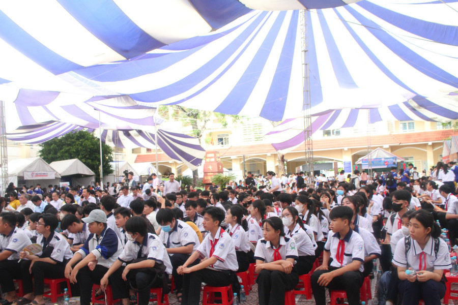 Học sinh nghe các chuyên gia tư vấn, hướng nghiệp và tuyển sinh. can-tho-ngay-hoi-tvhn-3.jpg