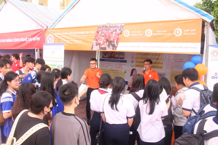 Học sinh tham gia Ngày hội tư vấn hướng nghiệp, tuyển sinh.