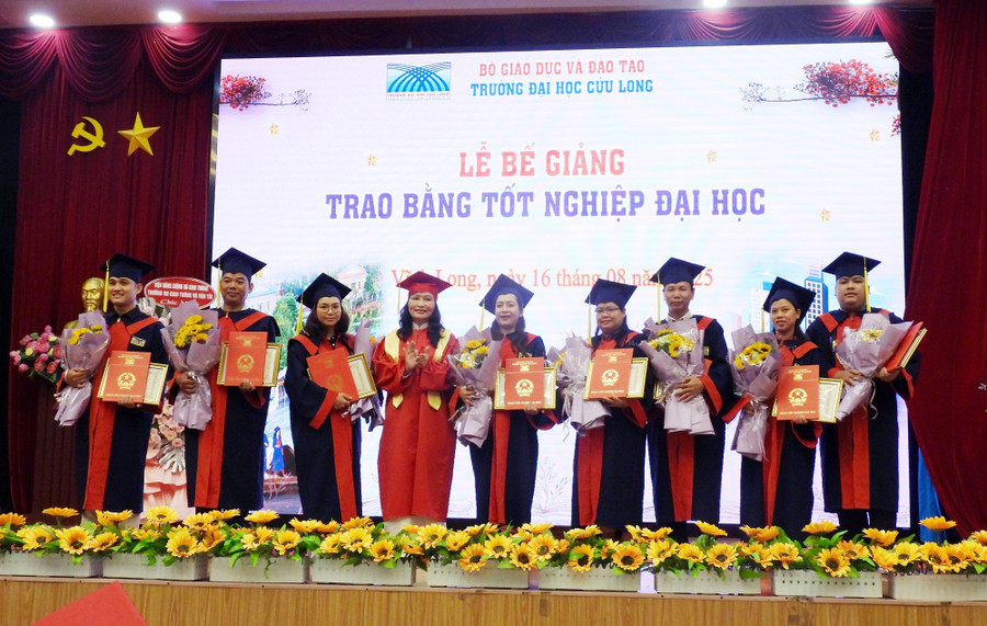 TS Đặng Thị Ngọc Lan - Phó Hiệu trưởng Trường ĐH Cửu Long trao bằng, khen thưởng các tân cử nhân, kỹ sư tốt nghiệp loại xuất sắc tiêu biểu.