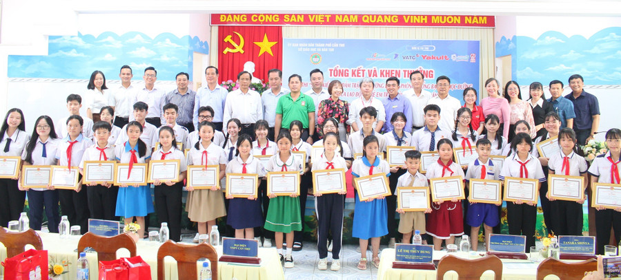 Ban Tổ chức chụp ảnh lưu niệm cùng các học sinh đạt giải.