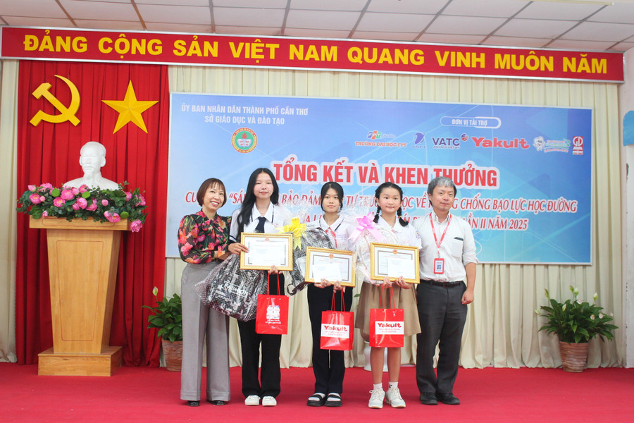 Trao giải Nhất cho học sinh đạt giải. can-tho-pc-blhd-1.jpg