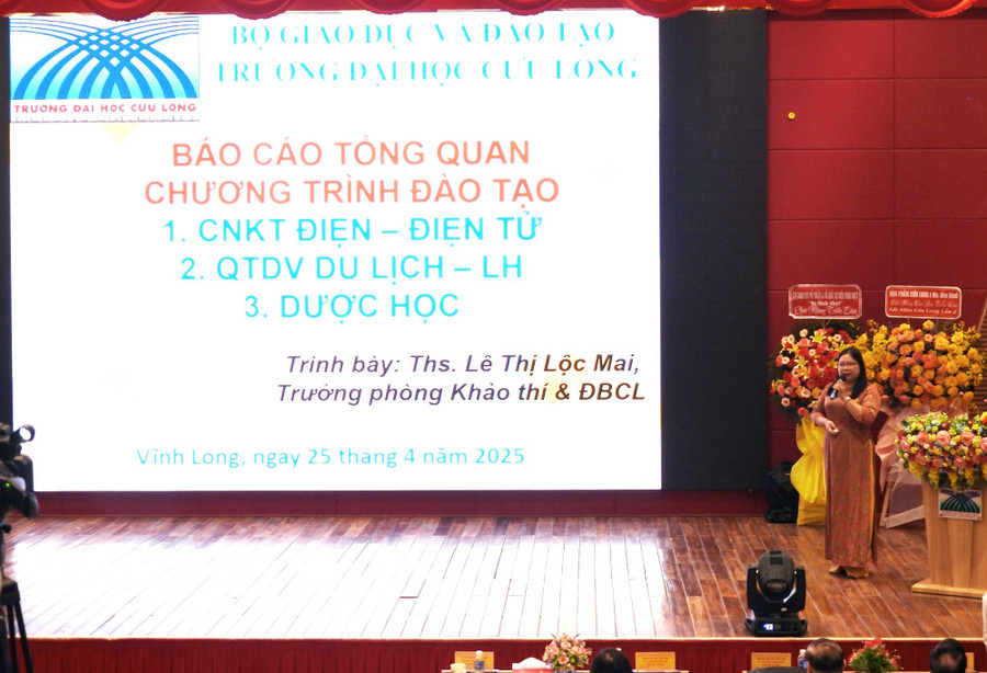 Ths Lê Thị Lộc Mai - Trưởng Phòng Khảo thí và Đảm bảo chất lượng giới thiệu 3 chương trình đào tạo được đánh giá.