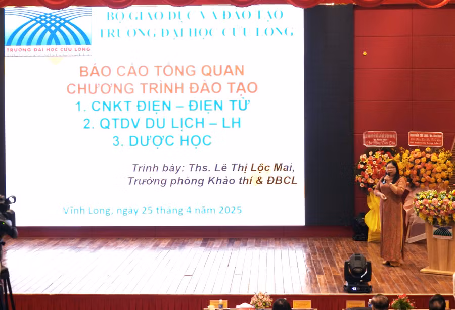 Ths Lê Thị Lộc Mai - Trưởng Phòng Khảo thí và Đảm bảo chất lượng giới thiệu 3 chương trình đào tạo được đánh giá.