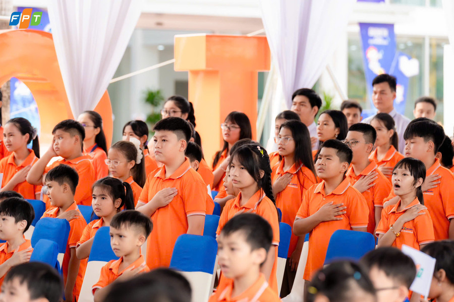 Học sinh thực hiện nghi thức Chào cờ. fpt-soc-trang-2.jpg