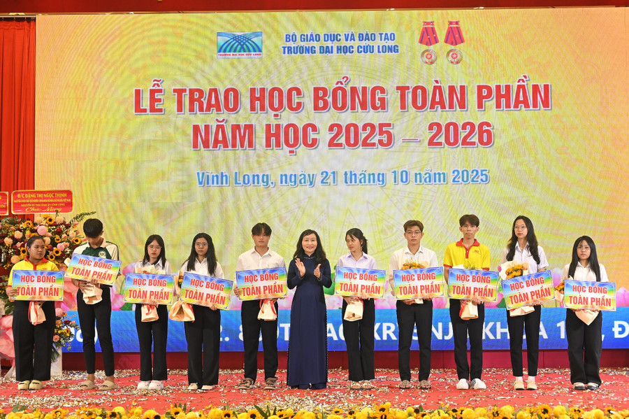 TS Đặng Thị Ngọc Lan, Phó Hiệu trưởng Trường ĐH Cửu Long trao học bổng toàn phần cho tân sinh viên. dhcl-don-tan-sv-4.jpg
