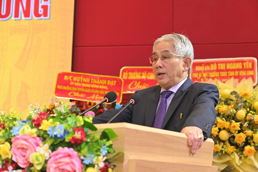 PGS.TS Lương Minh Cừ - Bí thư Đảng ủy, Hiệu trưởng Trường ĐH Cửu Long phát biểu tại buổi lễ. dhcl-don-tan-sv-2.jpg