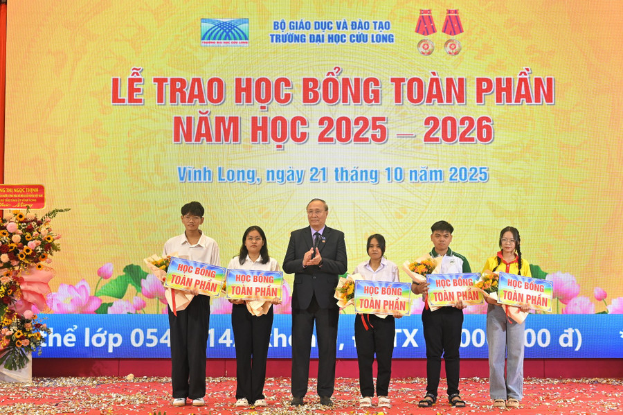 TS Nguyễn Thanh Dũng, Phó Hiệu trưởng Trường ĐH Cửu Long trao học bổng toàn phần cho tân sinh viên. dhcl-don-tan-sv-3.jpg