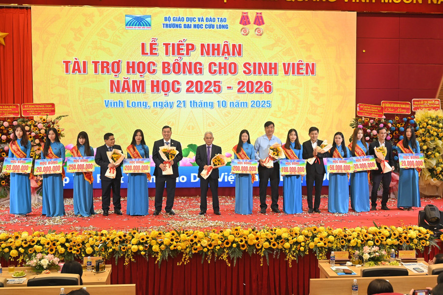 Các tổ chức và cá nhân đóng góp học bổng cho tân sinh viên. dhcl-don-tan-sv-5.jpg