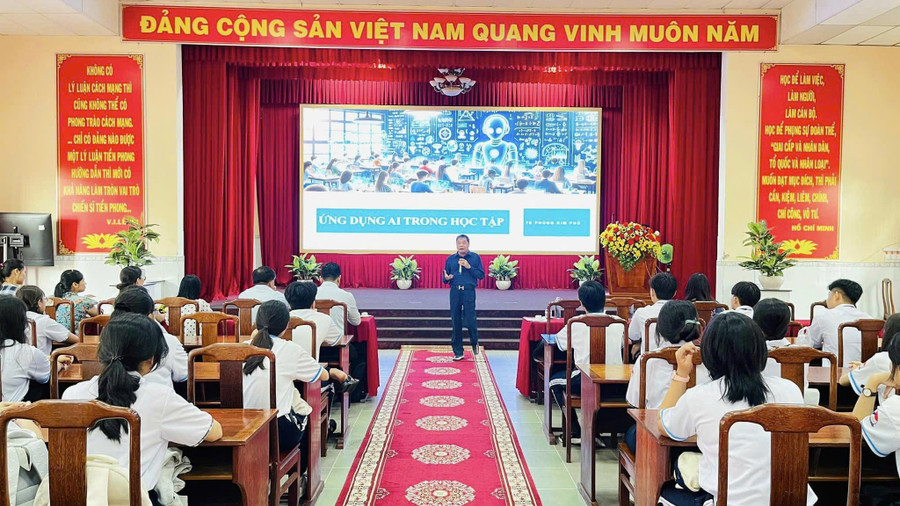 HS Trường THPT Hoàng Diệu, phường Phú Lợi (TP Cần Thơ) nghe chia sẻ về chuyển đổi số và trí tuệ nhân tạo. Ảnh: X Lương.