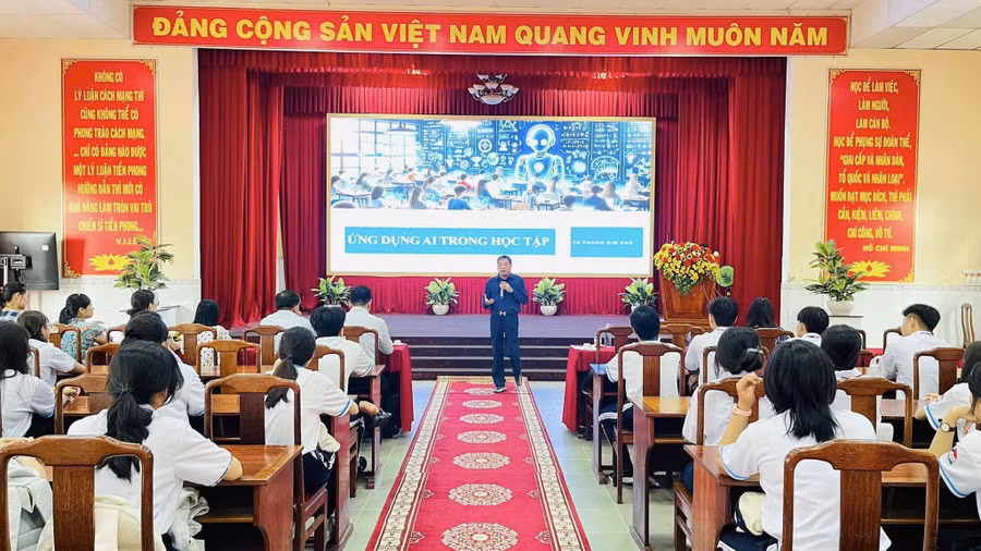 HS Trường THPT Hoàng Diệu, phường Phú Lợi (TP Cần Thơ) nghe chia sẻ về chuyển đổi số và trí tuệ nhân tạo. Ảnh: X Lương.