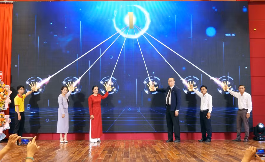 Đại diện lãnh đạo các đơn vị và đại diện SV thực hiện nghi thức phát động chương trình sử dụng tên miền quốc gia “.vn”.