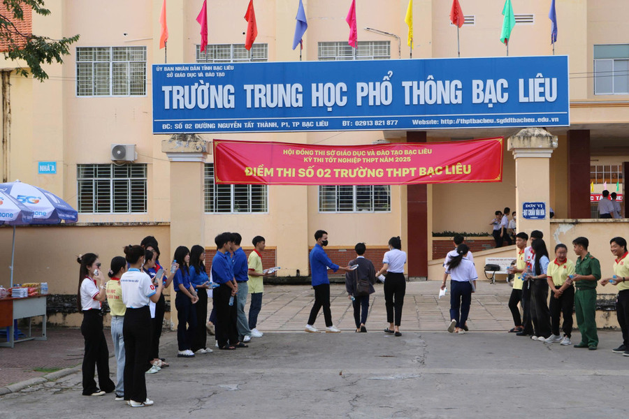 Thí sinh tại điểm thi Trường THPT Bạc Liêu, TP Bạc Liêu. gen-h-thi-sinh-bac-lieu-9.jpg