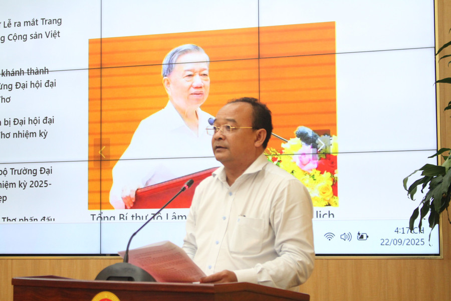 Ông Nguyễn Ngọc Tâm, Trưởng Ban Tuyên giáo và Dân vận Thành ủy báo cáo công tác chuẩn bị Đại hội. can-tho-dai-hoi-2.jpg