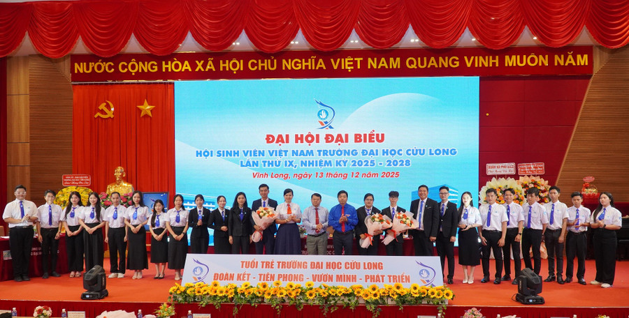 Ban Chấp hành nhiệm kỳ mới ra mắt Đại hội.