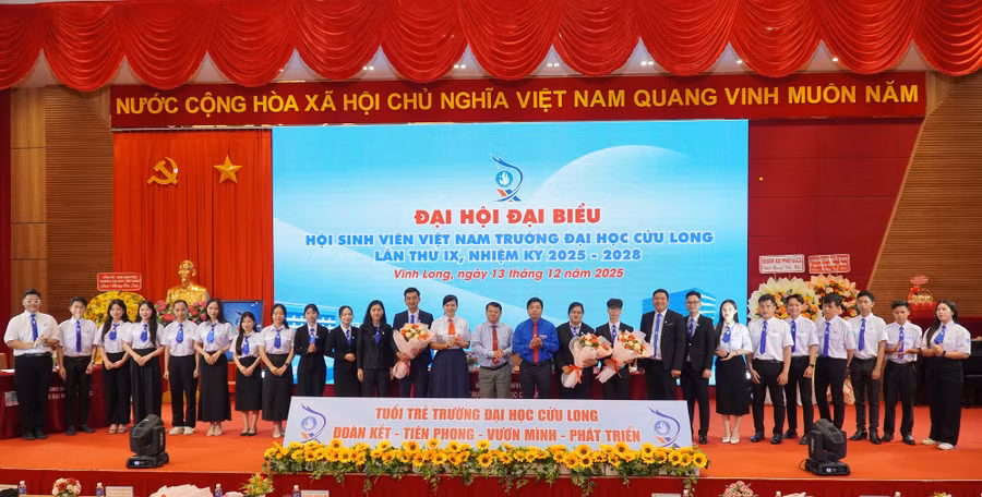 Ban Chấp hành nhiệm kỳ mới ra mắt Đại hội.