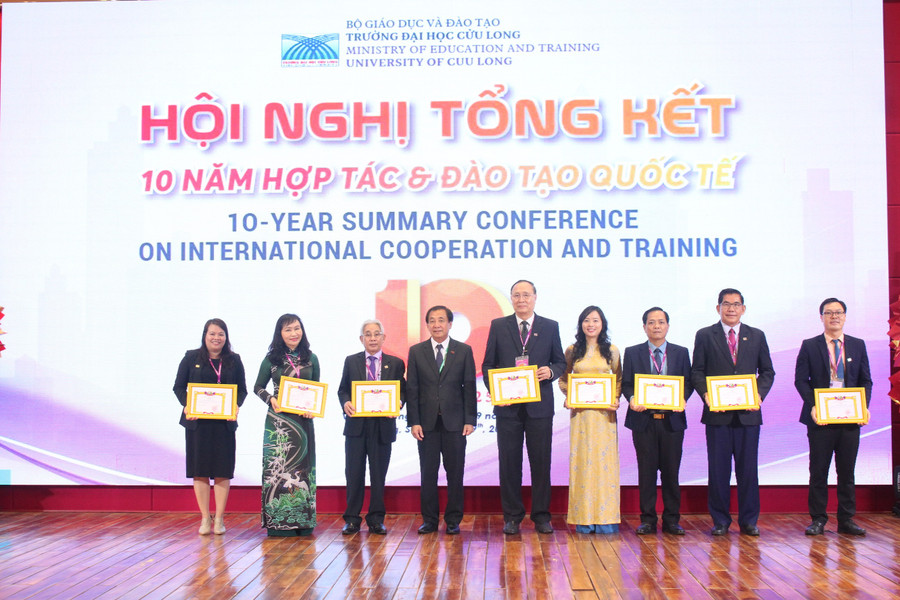 Bộ Giáo dục và Thể thao Lào tặng Giấy khen cho 2 tập thể và 6 cá nhân có thành tích xuất sắc trong việc đào tạo nguồn nhân lực cho nước CHDCND Lào. dhcl-tong-ket-dt-quoc-te-6.jpg