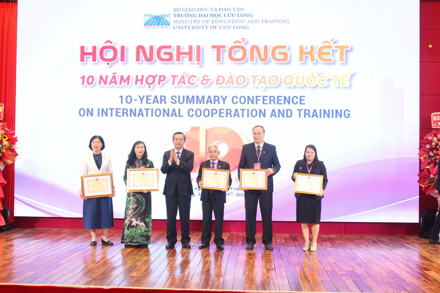 Thứ trưởng Bộ GD&ĐT Nguyễn Văn Phúc trao Bằng khen của Bộ GD&ĐT cho các tập thể, cá nhân Trường ĐH Cửu Long có thành tích xuất sắc trong hợp tác và đào tạo quốc tế giai đoạn 2015 - 2025.