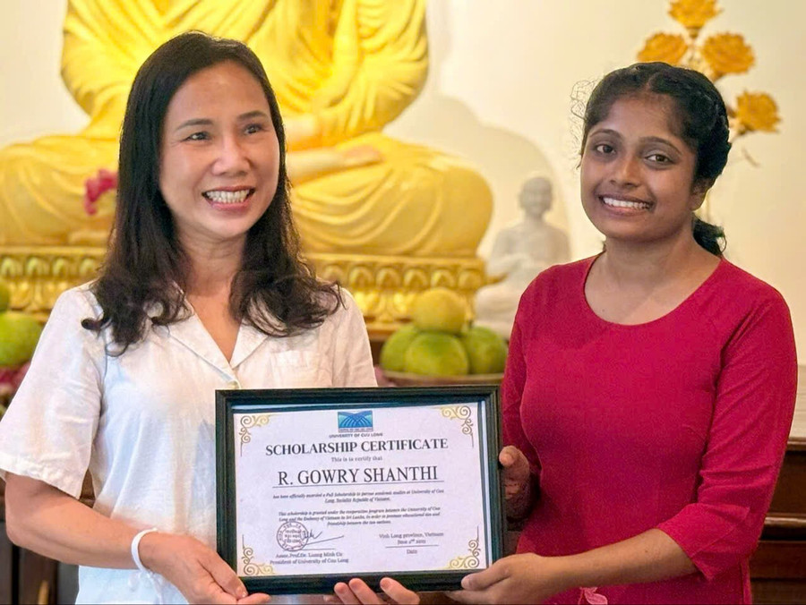 Đại sứ quán Việt Nam tại Sri Lanka trao học bổng của Trường ĐH Cửu Long cho lưu học sinh.