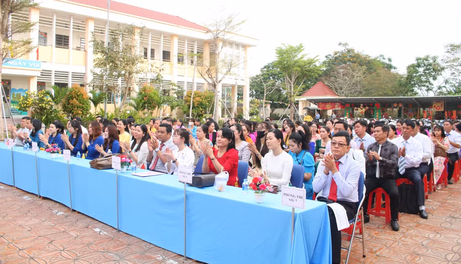 Giáo viên tham gia Hội thi Giáo viên dạy giỏi cấp Tiểu học. 