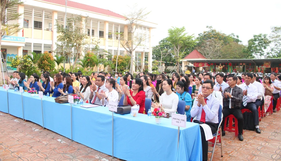 Giáo viên tham gia Hội thi Giáo viên dạy giỏi cấp Tiểu học. 