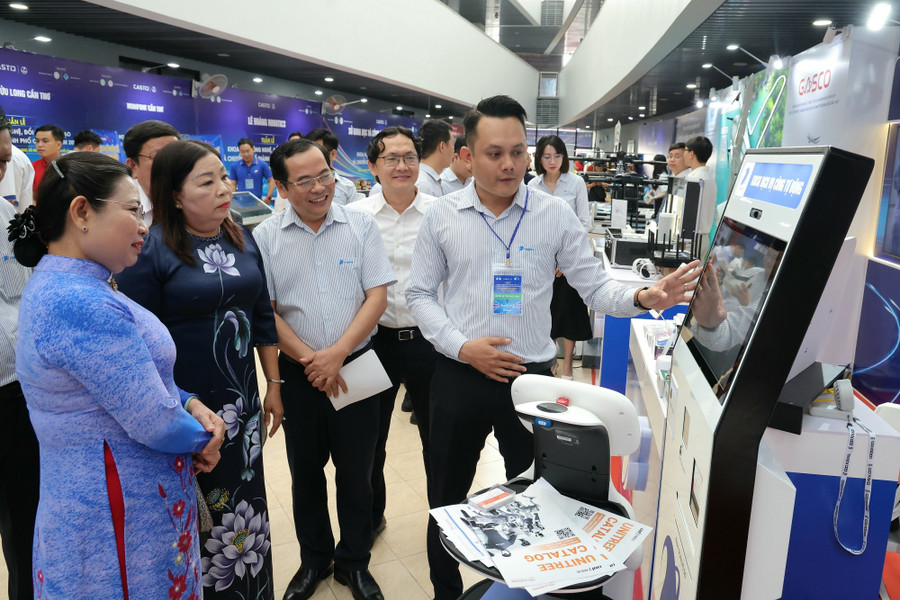 Đại biểu thăm các gian trưng bày tại khu vực triển lãm khoa học công nghệ. Ảnh: Trung Phạm.