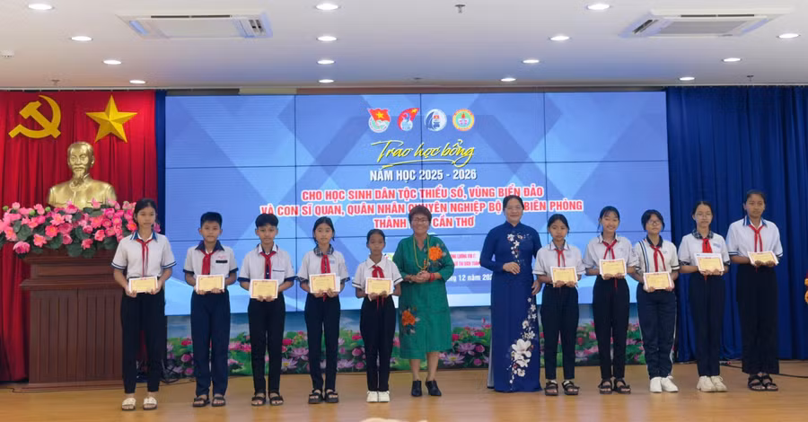 Trao học bổng cho học sinh dân tộc thiểu số có hoàn cảnh khó khăn.