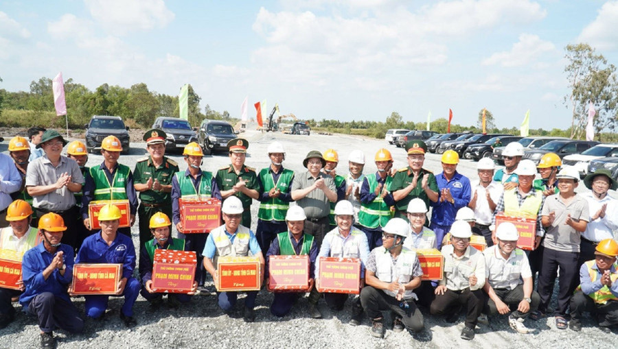 Thủ tướng Phạm Minh Chính thăm hỏi, động viên công nhân, kỹ sư trên công trường thi công cao tốc Cần Thơ - Cà Mau tháng 4/2025. (Ảnh: Quách Mến) cao-toc-4.jpg