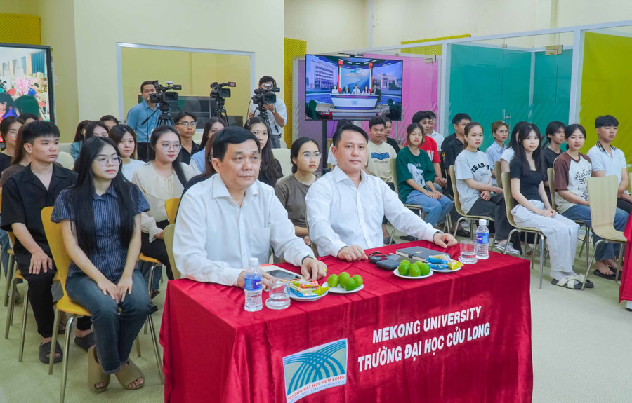 Đại biểu và các em học sinh tham gia Chương trình tại Phim trường. tu-van-tuyen-sinh-truc-tuyen-ngay-12-7-2025.jpg