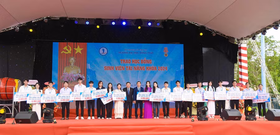 Lãnh đạo Trường ĐH Đồng Tháp trao học bổng sinh viên tài năng.