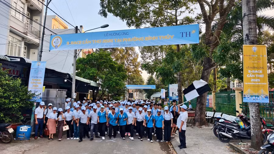 Giải chạy học sinh 'S-Race 2025' thu hút hàng nghìn thầy cô, học sinh TP Cần Thơ tham gia.