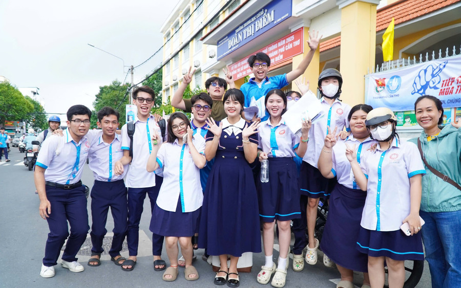 Thí sinh Cần Thơ vui vẻ hoàn thành bài thi môn tự chọn tại điểm thi Trường THCS Đoàn Thị Điểm, quận Ninh Kiều. Ảnh: Thành Thật. z6746664044002-2c0eb8723b27391eefbdefb98bb6a17f.jpg