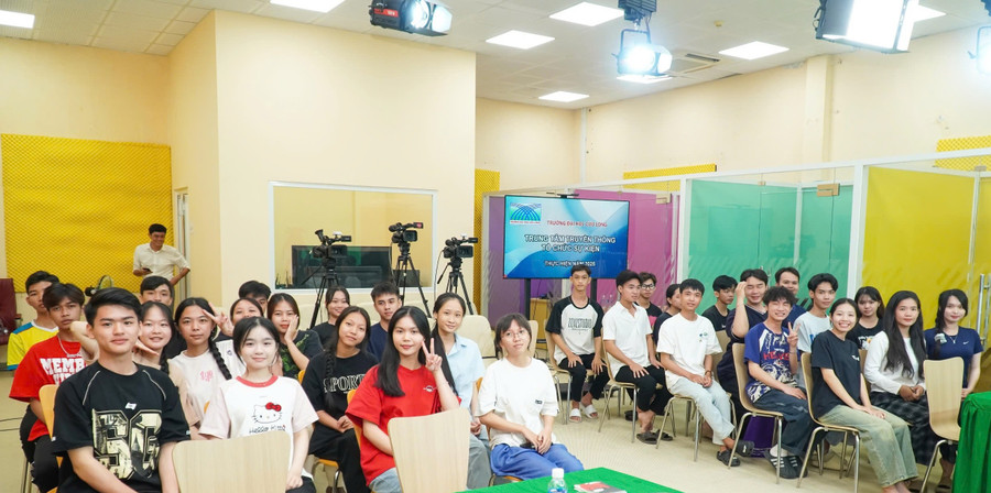 Các em học sinh tham gia chương trình tại phim trường. tu-van-truc-tuyen-3-6505.jpg