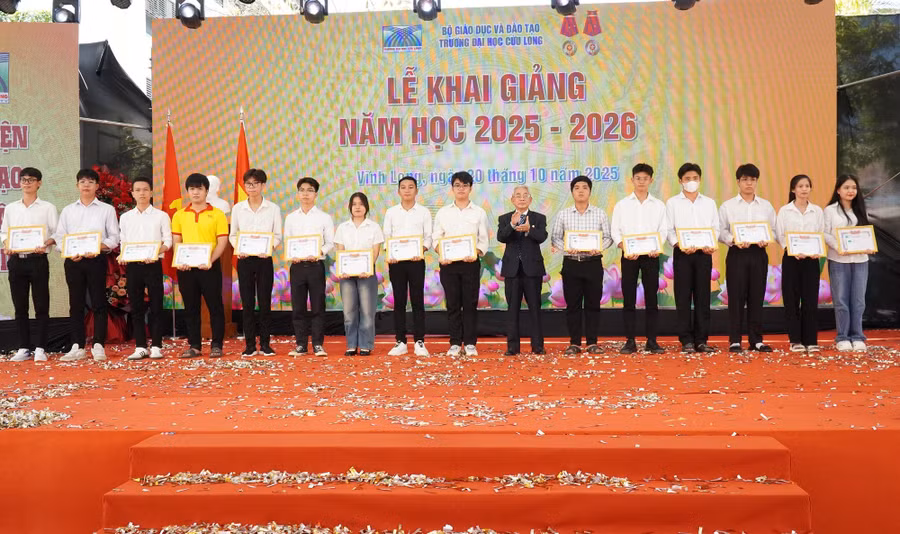 Nhà giáo ưu tú, PGS.TS Lương Minh Cừ trao giấy khen cho SV đạt thành tích xuất sắc trong học tập.