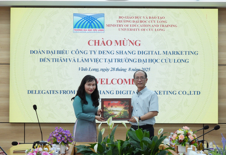 Tiến sĩ Đặng Thị Ngọc Lan - Phó Hiệu Trưởng Trường ĐH Cửu Long tặng quà lưu niệm cho Công ty Deng Shang Digital Marketing Co.,Ltd. dhcl-hop-tac-dai-loan-3.jpg