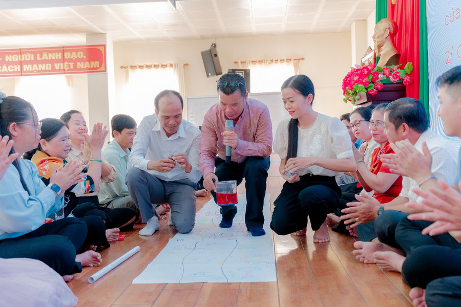 Cán bộ, giáo viên tham gia chương trình thông qua các hoạt động minh họa. can-tho-gd-bao-ve-nguon-nuoc-3.jpg