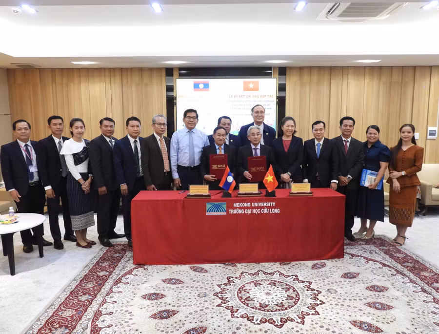 Nghi thức ký kết hợp tác giữa Trường ĐH Cửu Long và Sở Giáo dục và Thể thao tỉnh Champasak (Lào).