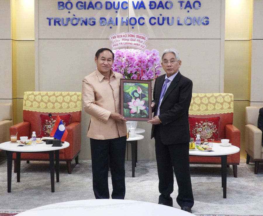 Nhà Giáo ưu tú, PGS.TS Lương Minh Cừ tặng quà lưu niệm cho ông Souvannasane Bouathong - Giám đốc Sở Giáo dục và Thể thao tỉnh Champasak (Lào). truong-dhcl-hop-tac-lao-3.jpg