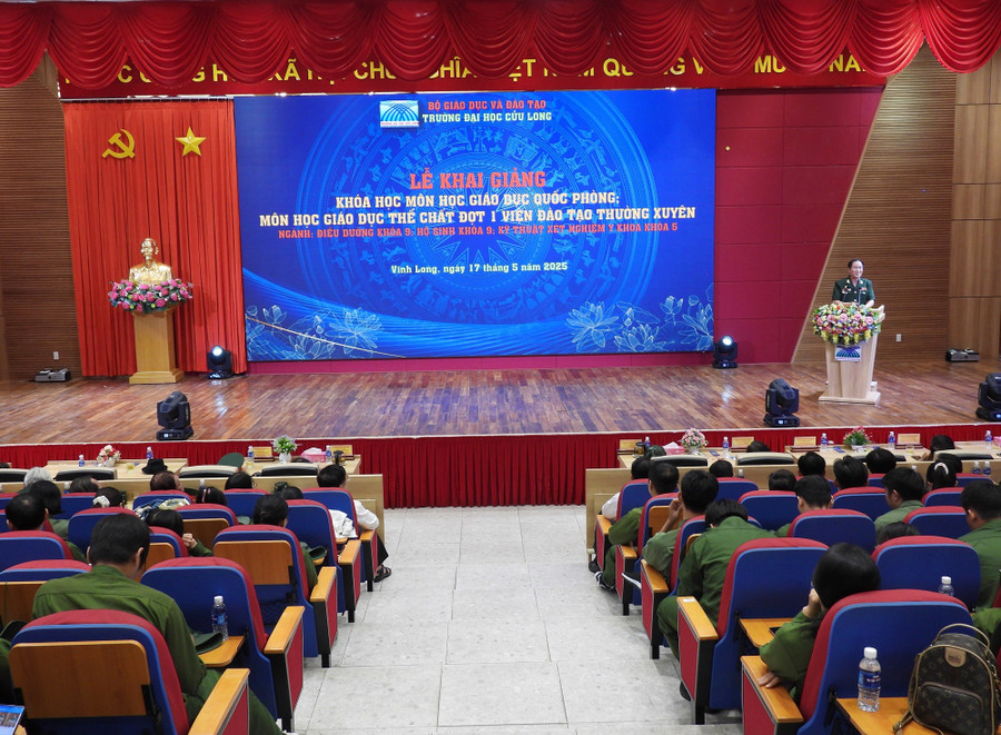 Đại biểu chia sẻ tại lễ khai giảng Khóa học Giáo dục quốc phòng và an ninh, giáo dục thể chất dành cho SV. dhcl-gap-go-cuu-chien-binh-4.jpg