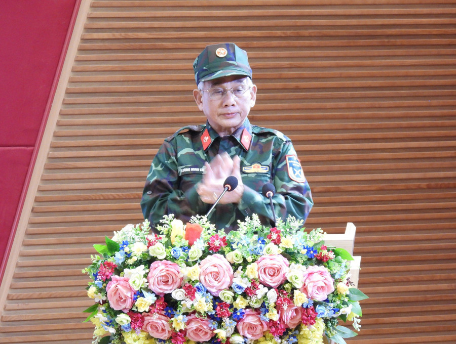 Nhà giáo ưu tú, PGS.TS Lương Minh Cừ - Bí thư Đảng ủy, Hiệu trưởng, Chủ tịch Hội Cựu chiến binh Trường ĐH Cửu Long phát biểu tại buổi giao lưu. dhcl-gap-go-cuu-chien-binh-2.jpg