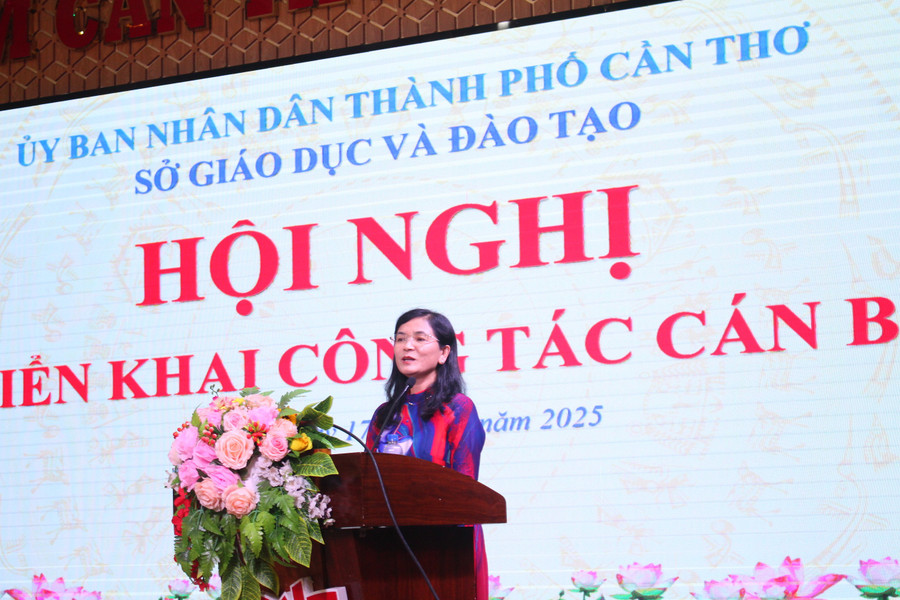 Bà Trần Thị Huyền, Quyền Giám đốc Sở GD&ĐT TP Cần Thơ phát biểu tại Hội nghị. can-tho-trao-qd-ht-4.jpg