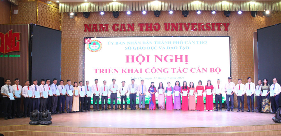 Lãnh đạo Sở GD&ĐT TP Cần Thơ trao Quyết định bổ nhiệm, điều động Hiệu trưởng, Phó Hiệu trưởng các trường THPT.