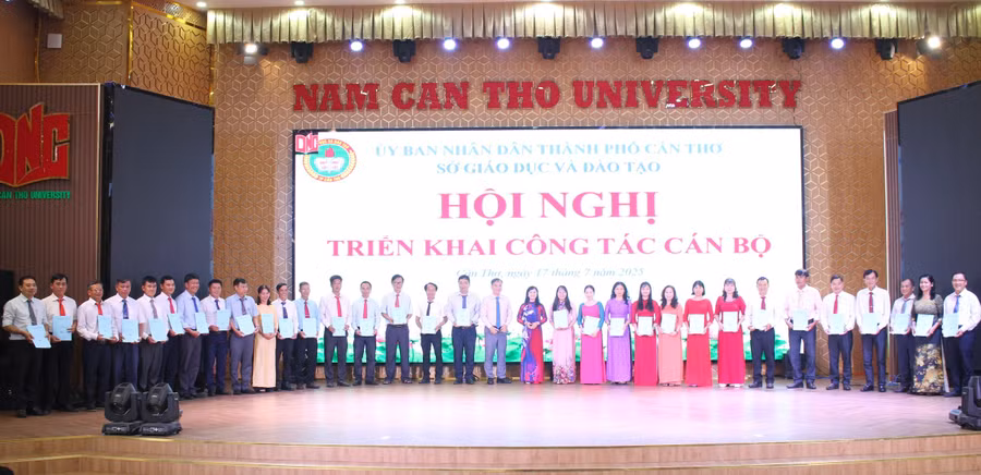 Lãnh đạo Sở GD&ĐT TP Cần Thơ trao Quyết định bổ nhiệm, điều động Hiệu trưởng, Phó Hiệu trưởng các trường THPT.