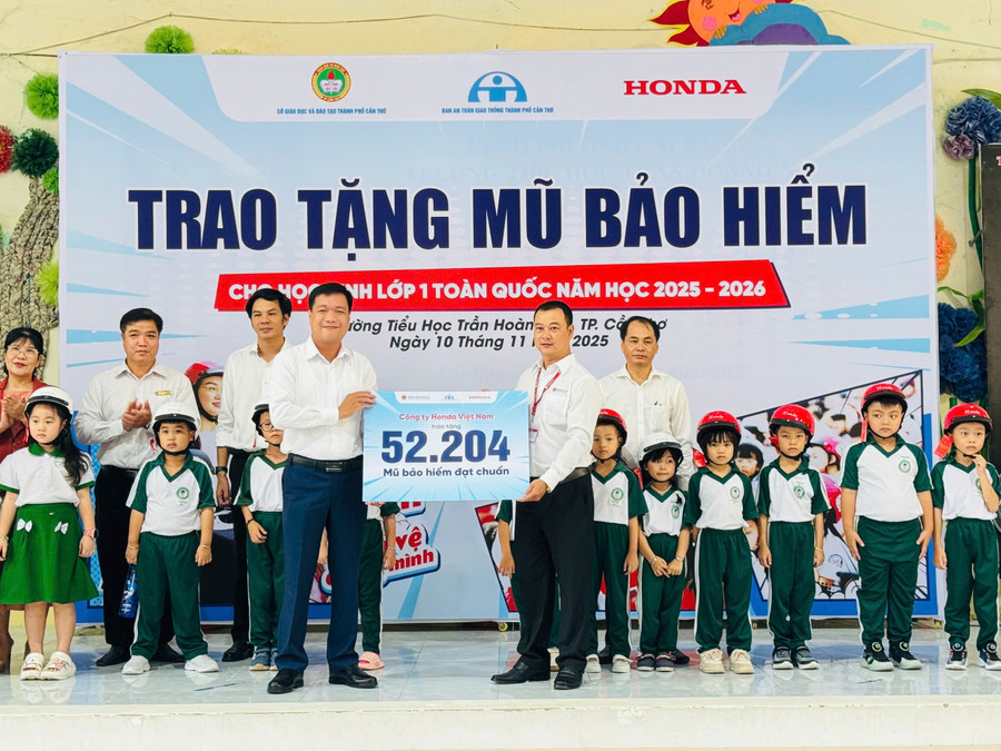 TP Cần Thơ có 52.204 học sinh lớp 1 được tặng mũ bảo hiểm trong năm học 2025 - 2026.