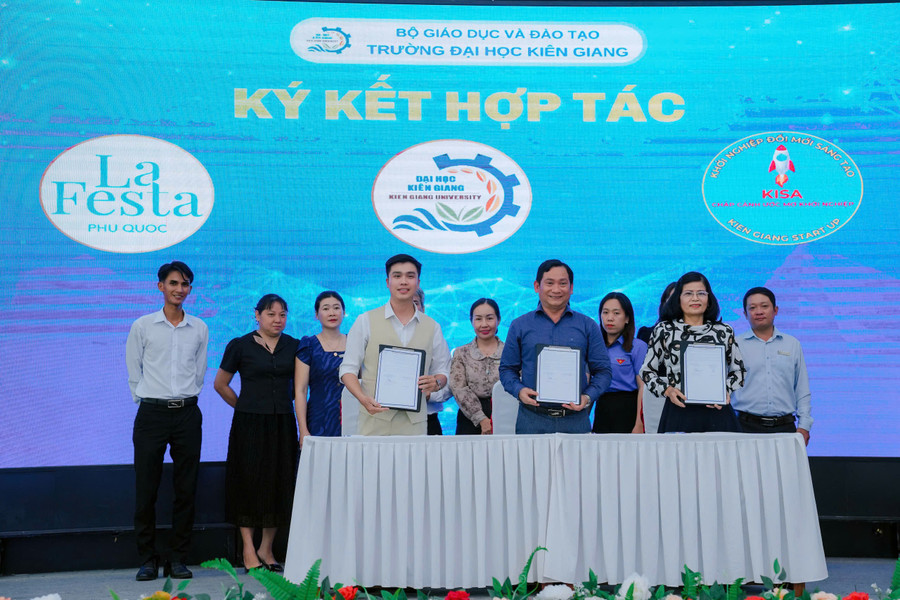TS. Nguyễn Văn Thành - Hiệu trưởng Trường ĐH Kiên Giang ký kết văn bản hợp tác MOU với các đối tác. dhkg-khoi-nghiep-4.jpg