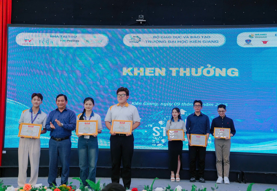 TS Nguyễn Văn Thành - Hiệu trưởng Trường ĐH Kiên Giang khen thưởng cho nhóm sinh viên đạt giải tại Cuộc thi SV-STARTUP lần VII. dhkg-khoi-nghiep-3.jpg