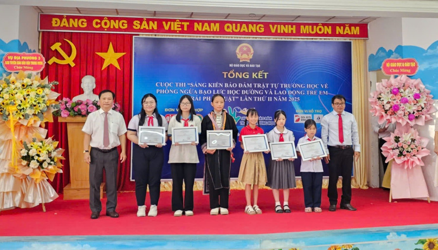 Lãnh đạo Sở GD&ĐT TP Cần Thơ trao chứng nhận cho các em học sinh. trao-giai-cuoc-thi-2.jpg