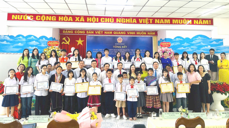 Ban Tổ chức và các em học sinh đạt giải cuộc thi chụp ảnh lưu niệm. trao-giai-cuoc-thi-3.jpg