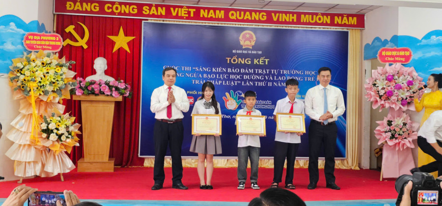 Ban tổ chức trao Bằng khen của Bộ GD&ĐT cho 3 học sinh đạt giải Nhất.